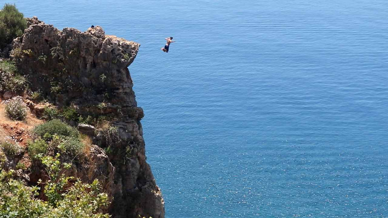 40 metrelik falezden peş peşe denize atladılar! Yürekler ağza geldi