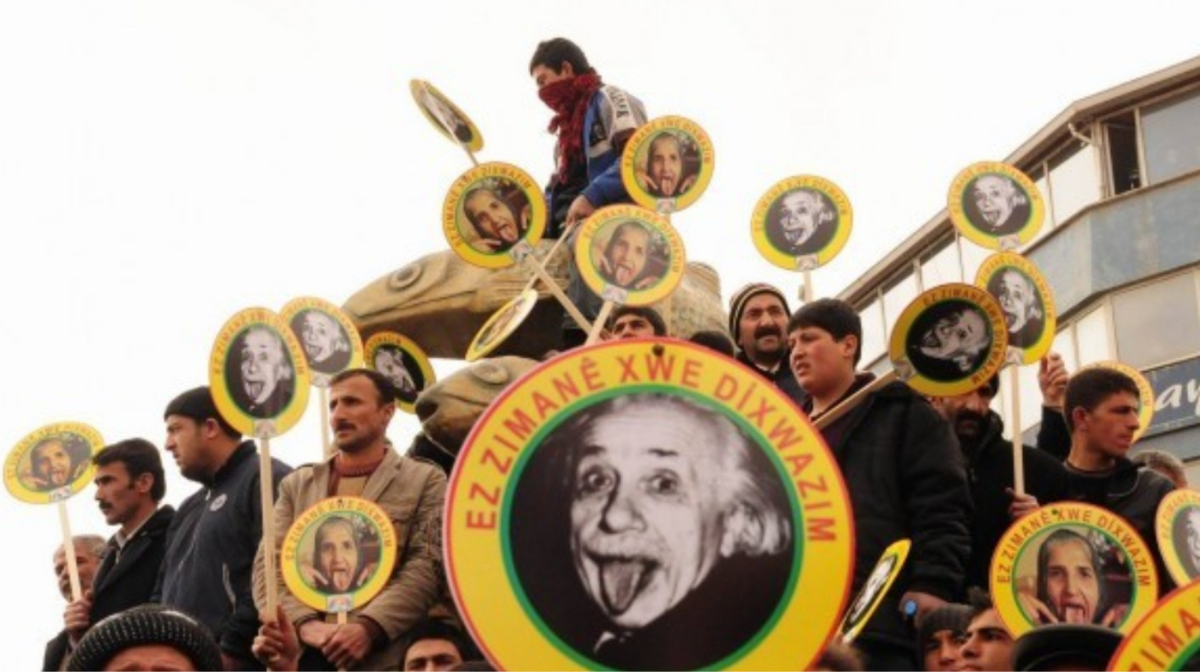 bianet çalışanları Kürt Dili Gününü Kürtçe şarkılarla kutluyor