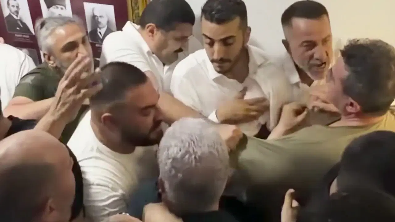 CHP İzmir’de ‘mutlak butlan’ şiddeti: İl başkanvekilini yumrukladılar