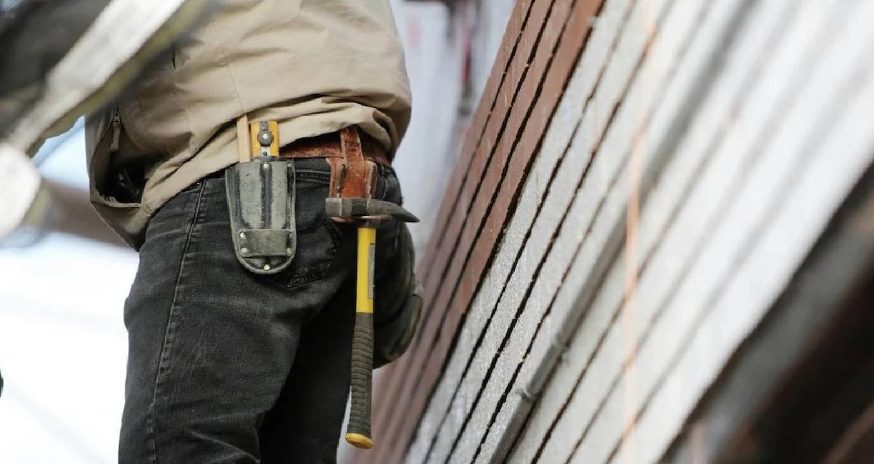 Tadilat için mutfak dolabını söktü: Arkasında 43 yıldır saklanan paket ortaya çıktı